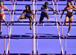 Wu Yanni de China, Alaysha Johnson de EE.UU., Maribel Vanessa Caicedo Vernaza de Ecuador y Maayke Tjin-A-Lim de Holanda compiten en los 100 metros con vallas femeninos de la prueba de atletismo de los Juegos Olímpicos de París 2024. (Foto: AFP)