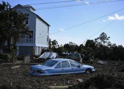 Los escombros rodean un automóvil dañado después de que el huracán Helene tocara tierra en Steinhatchee, Florida, el 27 de septiembre de 2024.