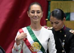 La presidenta de México, Claudia Sheinbaum, recibe la banda presidencial durante la ceremonia de inauguración en el Congreso de la Unión en Ciudad de México el 1 de octubre de 2024.