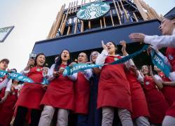 La tercera tienda Starbucks se destaca por su diseño sostenible y opciones festivas para esta temporada.