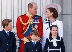 Kate, princesa de Gales junto a su esposo William, príncipe de Gales; y sus hijos los príncipes George, y Louis y la princesa Charlotte, realiza su primera aparición oficial tras su diagnóstico de cáncer. La ocasión fue la celebración anual Trooping the Colour, la tradicional ceremonia militar en honor del cumpleaños del rey.
