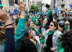 Mujeres celebran la decisión de la Corte Constitucional de aprobar la despenalización parcial del aborto, permitiendo la interrupción voluntaria del embarazo hasta las 24 semanas, hoy en Bogotá (Colombia).