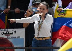 La líder de la oposición venezolana María Corina Machado (C) habla desde lo alto de un camión durante una protesta convocada por la oposición para que se reconozca la victoria electoral, en Caracas el 17 de agosto de 2024.