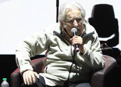 Fotografía del 19 de octubre de 2024 del expresidente uruguayo José 'Pepe' Mujica (d) habla durante un evento de cierre de campaña electoral de su sector político, en Montevideo.