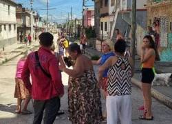 Esta imagen proporcionada por el Instituto Meteorológico de Cuba muestra a personas fuera de sus hogares tras los terremotos en Santiago de Cuba el 10 de noviembre de 2024.