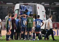 El defensa de Nacional Juan Manuel Izquierdo (cubierto) es llevado a una ambulancia luego de desplomarse en el suelo durante el partido de vuelta de los octavos de final de la Copa Libertadores entre el Sao Paulo de Brasil y el Nacional de Uruguay.