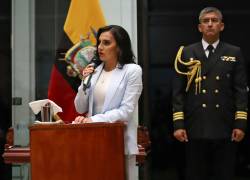 Fotografía publicada por la oficina de la Vicepresidencia de Ecuador que muestra a la vicepresidenta de Ecuador, Verónica Abad, hablando durante una conferencia de prensa en la sede de la Vicepresidencia en Quito.