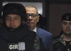 El vicepresidente ecuatoriano, Jorge Glas (C), es acompañado de regreso a la sala de un tribunal durante una audiencia de hábeas corpus ante la Corte Nacional de Justicia en Quito, el 15 de octubre de 2017.