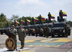 Fotografía del comandante de las Fuerzas Armadas, Jaime Vela, durante la entrega por parte del Gobierno de 50 vehículos militares a las filas castrenses.