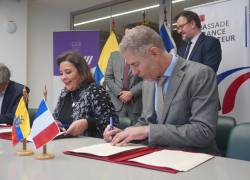 Firma del acuerdo entre la Agencia Francesa de Desarrollo y el Gobierno de Ecuador.