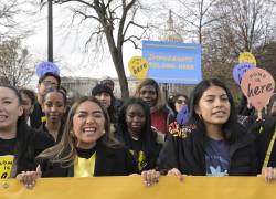 Activistas y jóvenes inmigrantes se manifiestan este martes cerca al Tribunal Supremo y al Congreso en Washington.