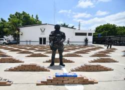 Policía custodiando la incautación de dos toneladas de droga en San Lorenzo, el 8 de abril de este año.