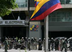 Miembros de las fuerzas de seguridad custodian el exterior de una de las sedes del Consejo Nacional Electoral (CNE) en Caracas este 29 de julio de 2024.