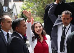 Fotografía de la vicepresidenta suspendida, Verónica Abad, ingresando a la Unidad Judicial de familia, Mujer, Niñez y Adolescencia, este miércoles, en Quito.