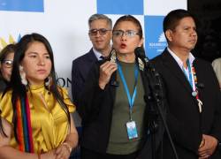 Fotografía de la asambleísta Sandra Rueda, rechazando la construcción de la cárcel de máxima seguridad.