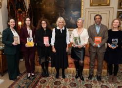 Los autores preseleccionados del Premio Booker 2024 acompañados por la reina Camilla de Gran Bretaña (c), durante una recepción de la Fundación del Premio Booker en Clarence House, en Londres.