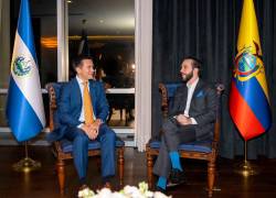Fotografía cedida por la Presidencia de Ecuador del mandatario ecuatoriano, Daniel Noboa (i), durante una reunión con el presidente de El Salvador, Nayib Bukele, este viernes en San Salvador (El Salvador).