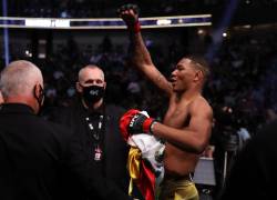 Michael Morales de Ecuador celebra después de derrotar a Trevin Giles por nocaut técnico en su pelea de peso welter durante el evento UFC 270 en el Honda Center el 22 de enero de 2022.