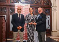 Dr. Roberto Passailaigue, Canciller Ecotec, junto a la Dra. Nory Pinela, Vicerrectora Académica Ecotec, reciben el premio del Ranking Educativo Innovatec.