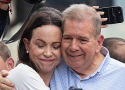 La líder opositora venezolana María Corina Machado (i) abraza al candidato a la presidencia de Venezuela Edmundo González Urrutia en una manifestación de apoyo este martes, en Caracas.