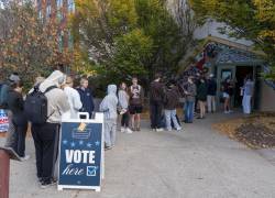 Personas esperan en una fila para votar en un centro de votación instalado en la tienda Banana Factory, este martes, en Bethlehem, Pensilvania (Estados Unidos).