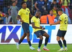 El delantero ecuatoriano Enner Valencia (C) celebra con sus compañeros el mediocampista Alan Franco.