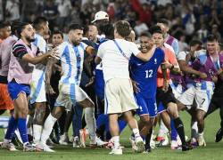 France and Argentina teams react at the end of the match after France won the men's quarter-final football match between France and Argentina during the Paris 2024 Olympic Games at the Bordeaux Stadium in Bordeaux on August 2, 2024. (Photo by Philippe LOPEZ / AFP)