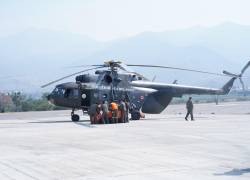 Brigadistas de Perú ayudan en las labores de armado de los sistemas de balde para los helicópteros que enviaron a Quilanga para ayudar a combatir el incendio forestal.