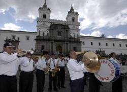 Los festejos de Quito se inician cada 1 de diciembre con el clásico embanderamiento de la ciudad, llenando de rojo y azul el Centro Histórico y los barrios, como símbolo de orgullo y pertenencia.