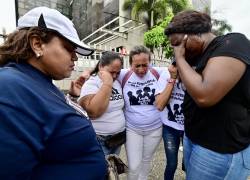 En Guayaquil, familiares de los menores recibieron la noticia del fallecimiento en las afueras de la audiencia de cargos contra los militares.