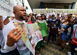 La fotografía muestra al padre de Ismael y Josué Arroyo Bustos, dos de los cuatro adolescentes desaparecidos durante un operativo militar hace dos semanas, protestando frente a la Fiscalía del Guayas.