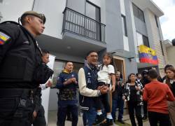 Fotografía del evento de entrega de una casa propia al campeón olímpico Daniel Pintado.