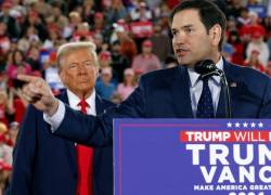 Donald Trump observa mientras el senador estadounidense Marco Rubio habla durante un mitin de campaña.