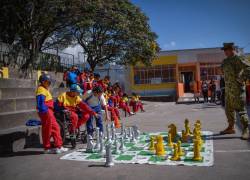 Niños y adultos con discapacidades realizan jornada deportiva.