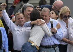 La líder de la oposición venezolana María Corina Machado abraza al candidato presidencial de la oposición Edmundo González Urrutia durante una manifestación frente a la sede de las Naciones Unidas en Caracas el 30 de julio de 2024.