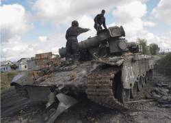 Soldados ucranianos inspeccionan un tanque ruso.