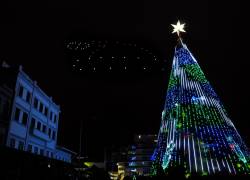 Fotografía del árbol de navidad gigante de la Plaza de San Francisco, situada en Cuenca.