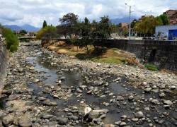 El río Tomebamba, en la actualidad, muestra un lecho seco donde antes fluían sus aguas caudalosas, dejando al descubierto solo piedras y evidenciando la severidad de la sequía. Foto: API