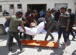 Los palestinos llevan el cuerpo de un gazatí muerto en un ataque israelí en el campo de refugiados de Jabalia, en el norte de Gaza.