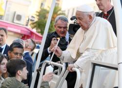 El Papa Francisco enciende una vela en la pequeña estatua de la Madonuccia, santa patrona de Ajaccio, durante su visita a la isla de Córcega, esta semana.