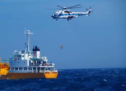 Este folleto de la Oficina de Yokosuka de la Guardia Costera de Japón, tomado y publicado el 10 de julio de 2024, muestra un helicóptero de la guardia costera utilizado para levantar a una mujer, que había sido arrastrada mar adentro frente al extremo sur de la península de Boso en Chiba.