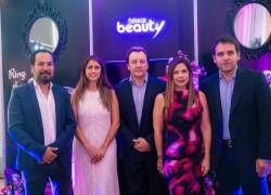 De izquierda a derecha: Fernando Apolo, Director Comercial FEMSA Salud; Gaby Ponce, Gerente de Retail de Belleza y Cuidado Personal FEMSA Salud; Matías Rodríguez Peña, Director Regional de Belleza y Cuidado Personal de FEMSA Salud; Bibiana Sabransky, Gerente de Compras de Belleza y Cuidado Personal FEMSA Salud y Pablo Díaz, Gerente Regional de Compras, Unidad de Negocio, Belleza y Cuidado Personal Chile.