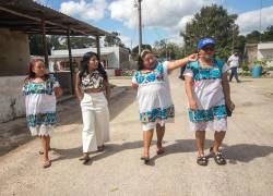 Fotografía cedida por ESPN donde aparece la actriz mexicana Yalitza Aparicio (2i) mientras camina junto a tres integrantes del equipo de sóftbol 'Las Amazonas de Yaxunah', en el pueblo de Yucatán (México).