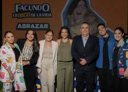 Fernanda Gallardo, presentadora; Ma. José Freire, Marketing; Ma. Fernanda Torres, Gerente de Marketing; Joselyn Gallardo, actriz; Rodrigo Dueñas, Gerente General; Álex Vizuete, actor; y Maggie Peña, Jefa de Marca.