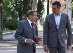 El Primer Ministro de España, Pedro Sánchez (derecha), con el candidato opositor venezolano Edmundo González Urrutia en el Palacio de La Moncloa en Madrid.