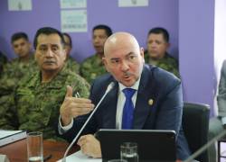 Fotografía del ministro de Defensa, Gian Carlo Loffredo, compareciendo ante la Asamblea por la desaparición de cuatro niños que fueron aprehendidos por militares.