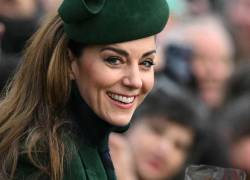 Kate de Gran Bretaña, Princesa de Gales, sonríe después de asistir al tradicional servicio del día de Navidad de la Familia Real en Sandringham, Norfolk, el 25 de diciembre de 2024. Ella celebrará su cumpleaños 43, este 9 de enero de 2025, tras un año turbulento en el que se retiró de la vida pública para luchar contra el cáncer.