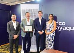 Roberto Montero, gerente de la Banca Internacional de Banco Guayaquil; Julio Mackliff, vicepresidente ejecutivo de Finanzas y Gestión Corporativa de Banco Guayaquil; Óscar Ortega, gerente de Tesorería de Banco Guayaquil y Ericka Reyes de Banco Guayaquil recibiendo el reconocimiento Bank of the Year 2024.