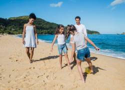 Familia disfrutando de las playas de la costa Ecuatoriana.