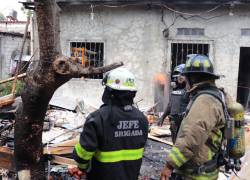 Uniformados del Benemérito Cuerpo de Bomberos de Guayaquil arribaron a la zona donde se reportó la explosión e incendio.